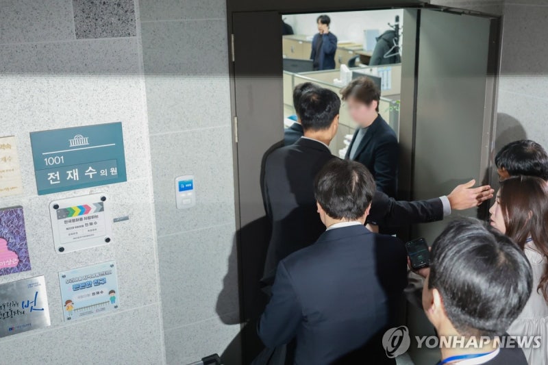 경찰, 통일교·<b>전재수</b>·특검 전방위 <b>압수수색</b>…시계·현금 추적(종합2보...
