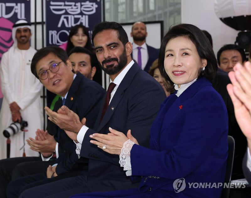 金<b>여사</b>, <b>UAE</b> 현대미술전 개막식 참석…"<b>문화교류</b> 성숙해지길"