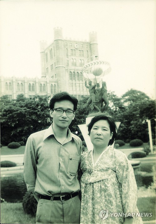 경희대 재학시절 어머니와 함께 한 정호승 시인 [본인 제공]