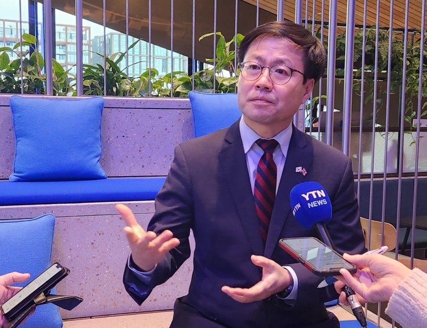 취재진 질문에 답하는 여한구 통상교섭본부장 (런던=연합뉴스) 김지연 특파원 = 여한구 산업통상부 통상교섭본부장이 15일(현지시간) 영국 런던에서 한·영 자유무역협정(FTA) 개선 협상 타결 이후 양국 취재진과 질의응