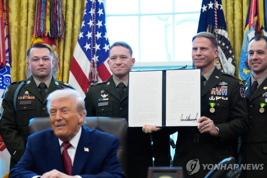 행정명령 서명한 트럼프 대통령 [AP 연합뉴스]