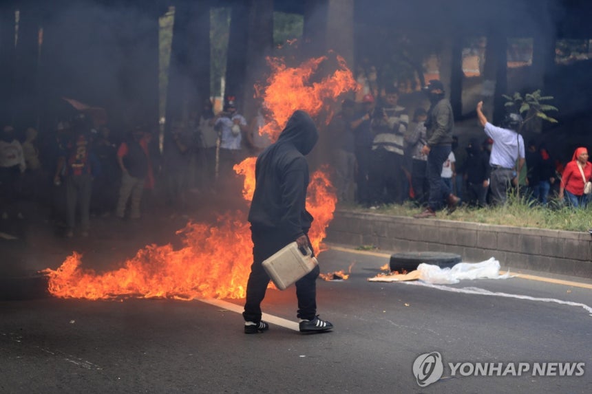 15일(현지시간) 온두라스 대선 논란 항의 거리시위 [테구시갈파 EPA=연합뉴스.재판매 및 DB 금지]