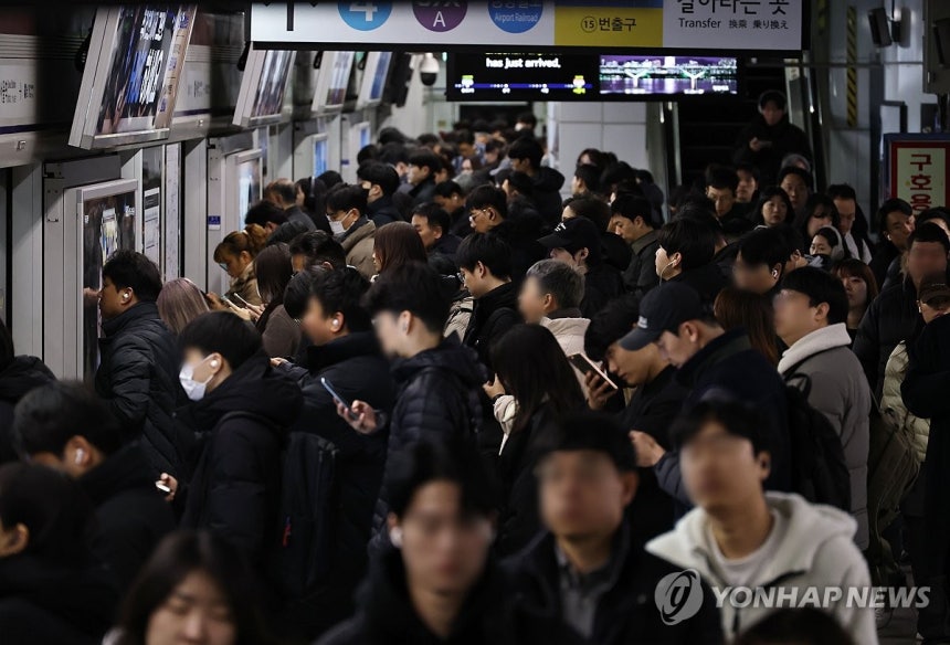 서울 지하철 출근길 [연합뉴스 자료사진]