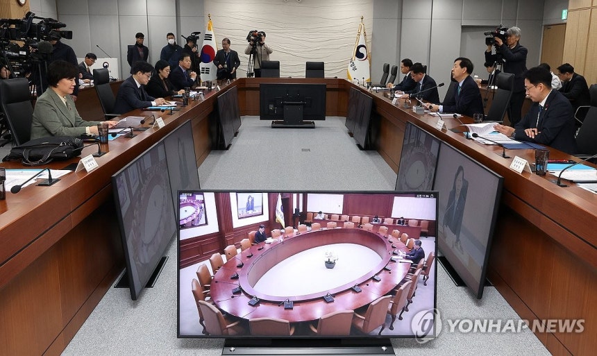 산업경쟁력강화 관계장관회의 겸 성장전략 TF (세종=연합뉴스) 배재만 기자 = 구윤철 부총리 겸 기획재정부 장관이 16일 정부세종청사 기재부 대회의실에서 열린 산업경쟁력강화 관계장관회의 겸 성장전략 TF 회의를 주재