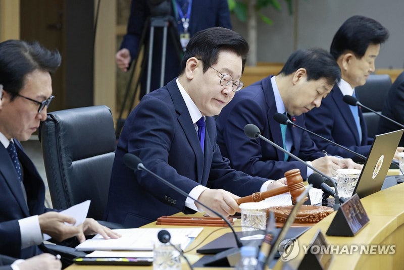 '10년 의무복무' 지역의사法 <b>국무회의</b> 통과…법인세 1%p 인상도
