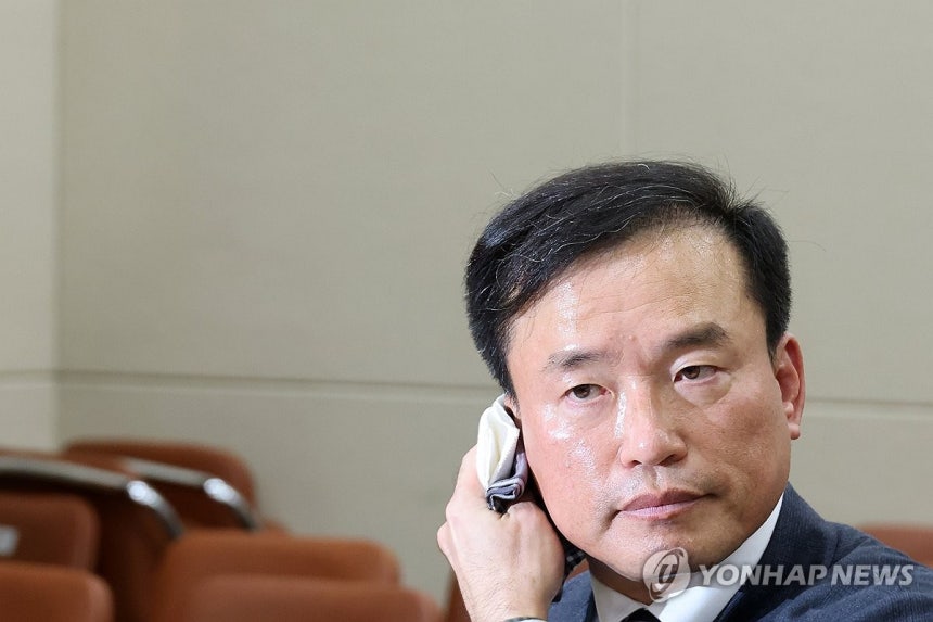 땀 닦는 김종철 방미통위원장 후보자 (서울=연합뉴스) 이동해 기자 = 김종철 초대 방송미디어통신위원회 위원장 후보자가 16일 국회 과학기술정보방송통신위원회 인사청문회에 출석해 땀을 닦고 있다.2025.12.16 e