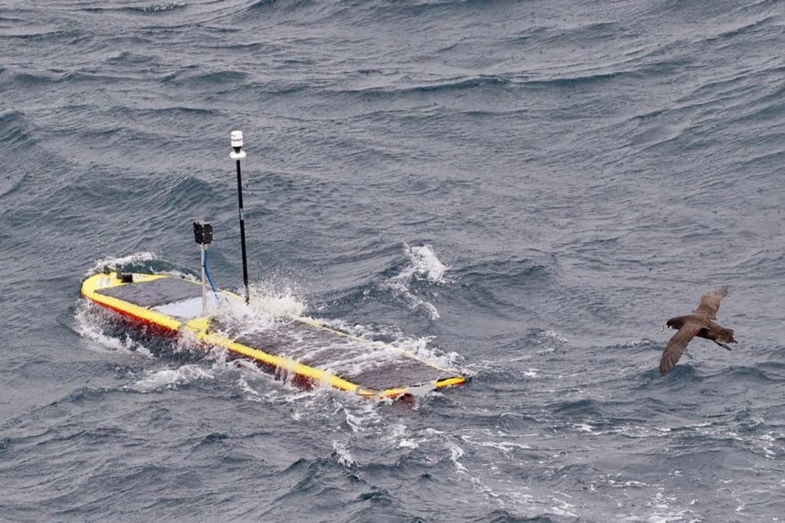 남극해 수면 탐사 중인 해상 자율 로봇 