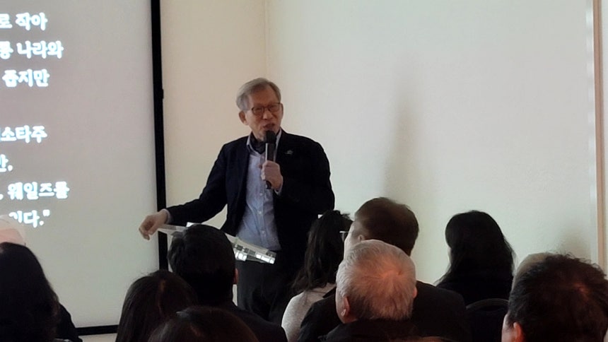 워싱턴서 강연하는 유홍준 국립중앙박물관장 (워싱턴=연합뉴스) 조준형 특파원 = 유홍준 국립중앙박물관장이 16일(현지시간) 워싱턴 DC의 한국문화원에서 강연하고 있다.2025.12.17 