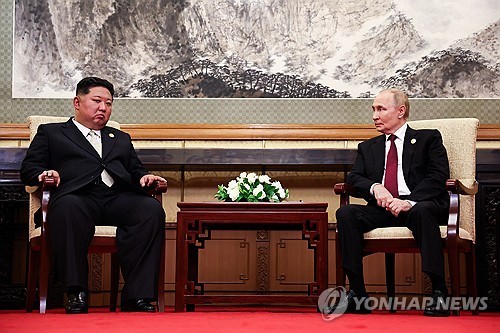 김정은과 푸틴 (모스크바 타스=연합뉴스 자료사진) 2025년 9월 3일 중국 댜오위타이(釣魚臺) 국빈관에서 김정은(왼쪽) 북한 국무위원장과 블라디미르 푸틴 러시아 대통령이 정상회담을 하고 있다.2025.12.17.