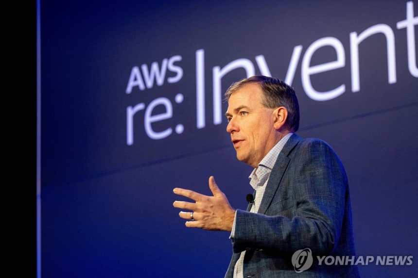 맷 가먼 아마존웹서비스(AWS) 최고경영자(CEO)가 지난 3일(현지시간) 미국 라스베이거스에서 개최한 AWS '리:인벤트' 행사에서 발언하고 있다. [로이터=연합뉴스 자료사진. 