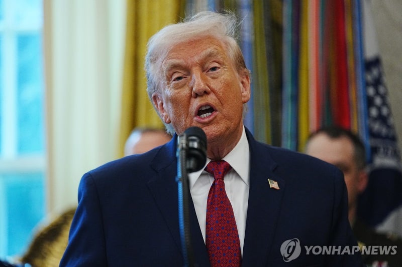 트럼프 "베네수정권, 테러단체지정…오가는 <b>제재</b>대상 유조선 봉쇄"