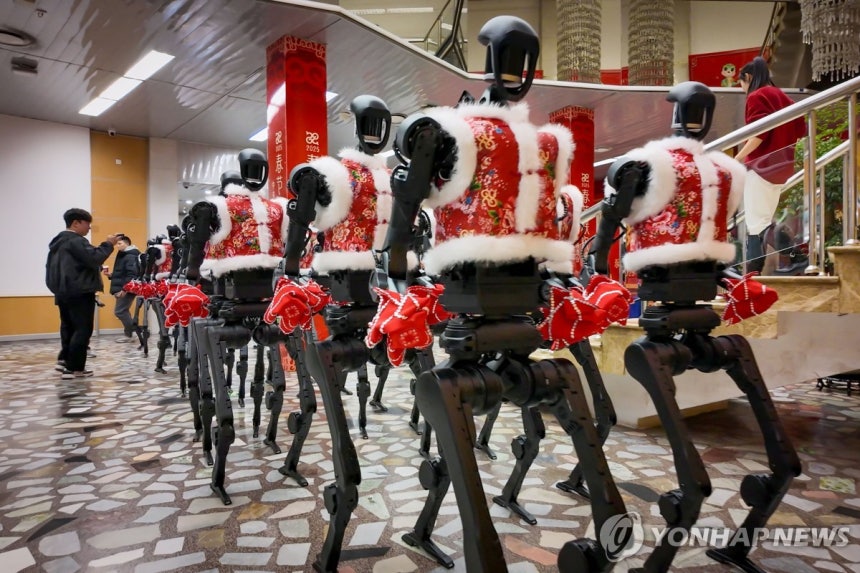 중국 춘절 갈라쇼에 등장한 휴머노이드 로봇들 [신화 연합뉴스 자료사진.재판매 및 DB금지]