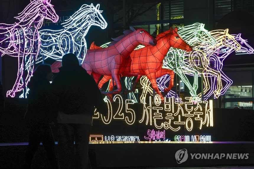 하루 앞으로 다가온 2025 서울빛초롱축제 (서울=연합뉴스) 윤동진 기자 = 2025 서울빛초롱축제 개막을 하루 앞둔 11일 서울 청계천에 다양한 등이 밤을 밝히고 있다.2025.12.11 