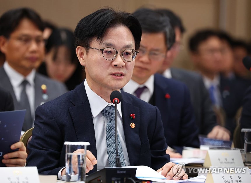 업무보고 하는 김정관 산업부 장관 (세종=연합뉴스) 김도훈 기자 = 김정관 산업통상자원부 장관이 17일 정부세종컨벤션센터에서 이재명 대통령에게 업무보고를 하고 있다. 2025.12.17 superdoo82@yna.c