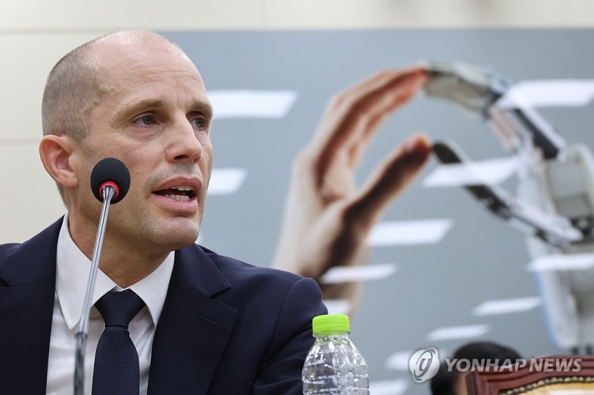 의원 질의에 답변하는 해롤드 로저스 쿠팡 대표이사 (서울=연합뉴스) 이동해 기자 = 17일 서울 여의도 국회 과학기술정보방송통신위원회에서 열린 쿠팡 침해사고 관련 청문회에 출석한 해롤드 로저스 쿠팡 대표이사가 의원들