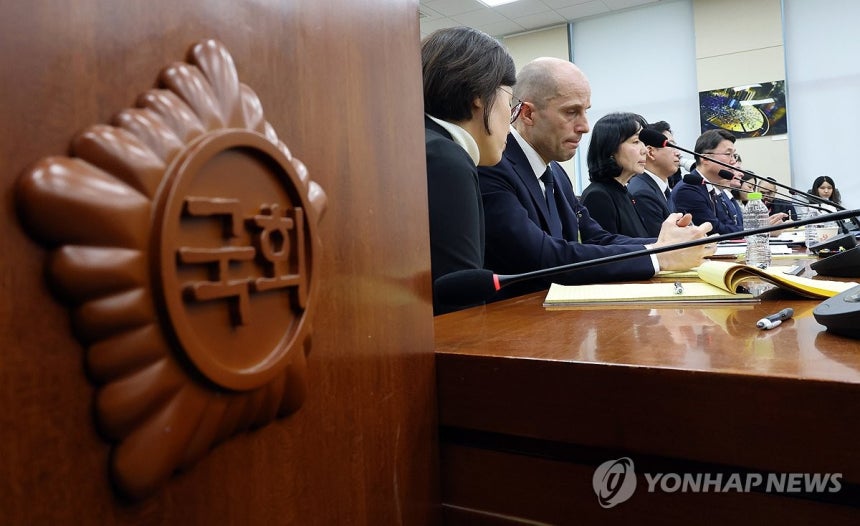 CEO 빠진 쿠팡 청문회 (서울=연합뉴스) 이동해 기자 = 17일 서울 여의도 국회 과학기술정보방송통신위원회에서 열린 쿠팡 침해사고 관련 청문회에 출석한 해롤드 로저스 쿠팡 대표이사가 의원들 질의를 받고 있다. 20