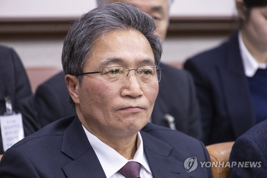 국회 국토위 출석한 이학재 인천공항공사 사장 (서울=연합뉴스) 황광모 기자 = 이학재 인천공항공사 사장이 17일 국회 국토교통위원회 전체 회의에 출석해 자리에 앉아 있다. 2025.12.17 hkmpooh@yna.c