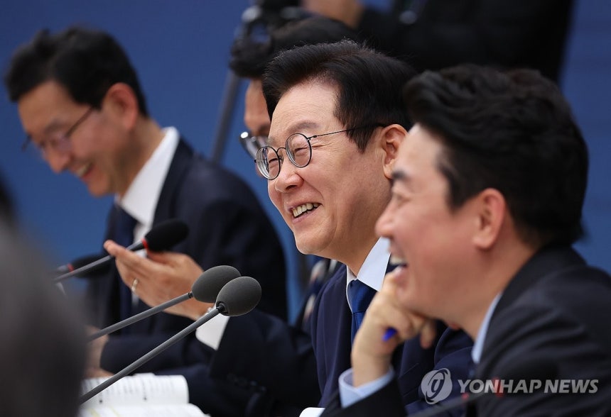 산업부 장관 답변에 웃는 이재명 대통령 (세종=연합뉴스) 김도훈 기자 = 이재명 대통령이 17일 정부세종컨벤션센터에서 열린 산업부·중기부·지재처 업무보고에서 김정관 산업통상자원부 장관의 답변에 웃고 있다. 2025.