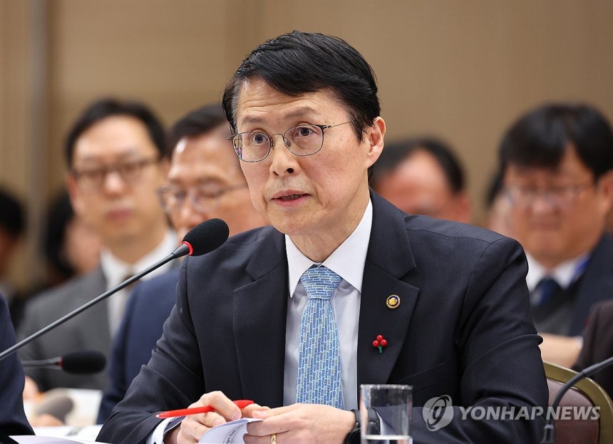 업무보고 하는 원자력안전위원장 (세종=연합뉴스) 김도훈 기자 = 최원호 원자력안전위원장이 17일 정부세종컨벤션센터에서 이재명 대통령에게 업무보고를 하고 있다.2025.12.17 