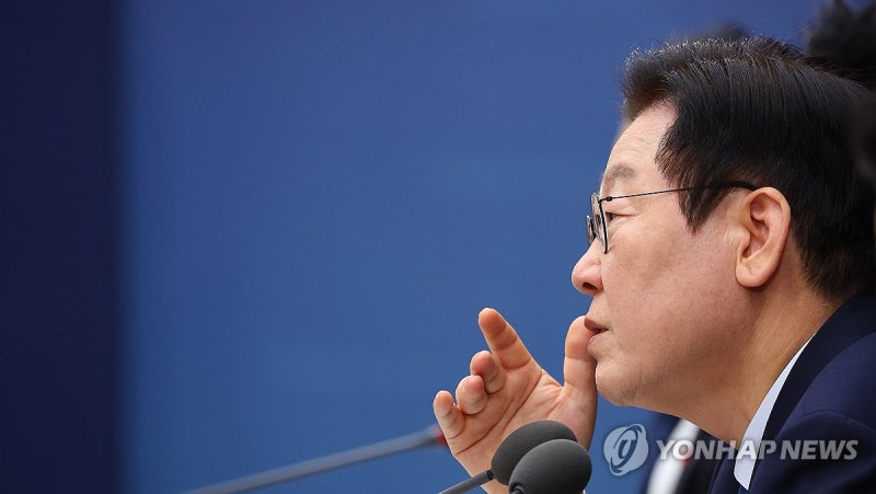 李<b>대통령</b>, <b>혐오 현수막 단속</b> 촉구…"온 사회를 수치스럽게 해"