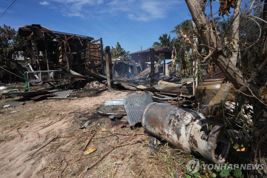 캄보디아 공격에 피해 입은 태국 마을 [AP 연합뉴스]