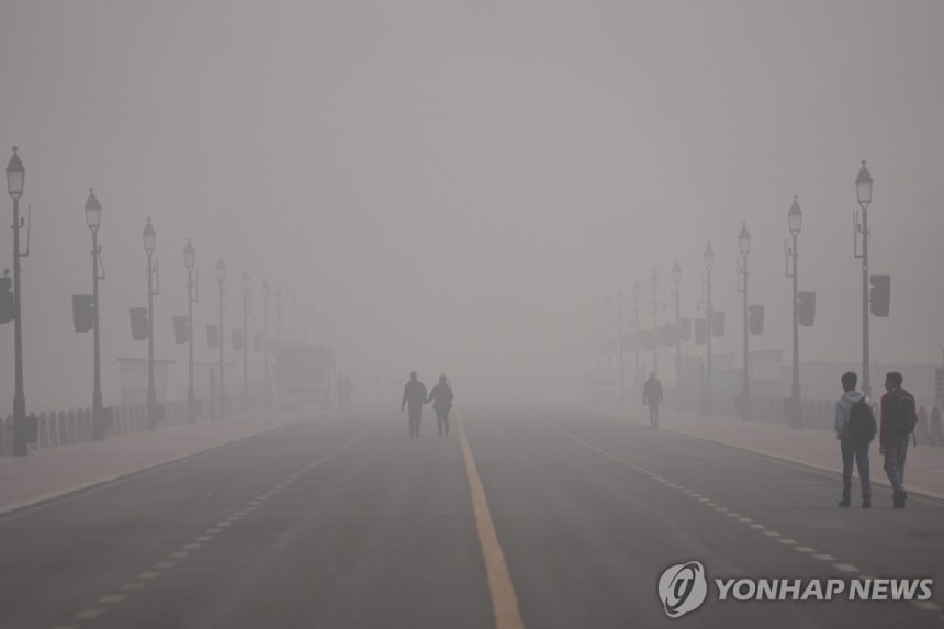 자욱한 스모그에 뒤덮인 인도 뉴델리 지난 15일(현지시간) 인도 수도 뉴델리의 한 거리가 짙은 스모그에 휩싸인 모습.2025.12.19 [AP 연합뉴스 자료사진.재판매 및 DB 금지]