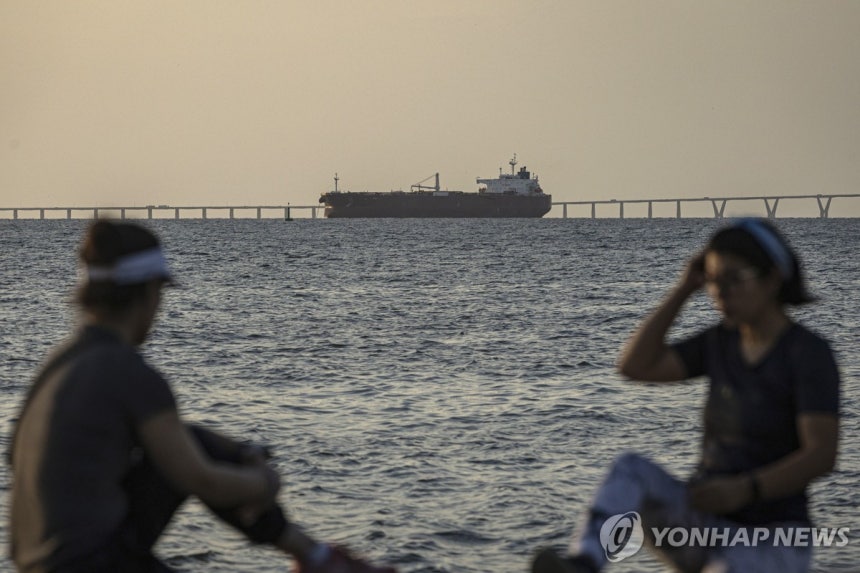 17일(현지시간) 베네수엘라 마라카이보 호수 인근서 보이는 유조선 [마라카이보 EPA=연합뉴스.재판매 및 DB 금지]