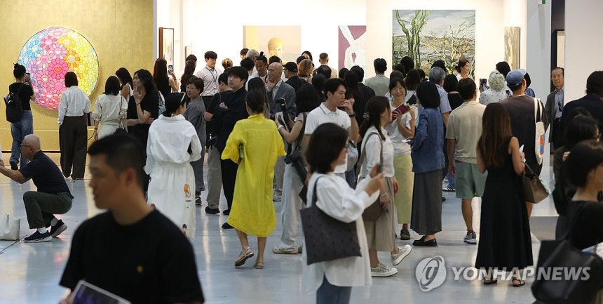 북적이는 프리즈 서울 (서울=연합뉴스) 강민지 기자 = 3일 서울 강남구 코엑스에서 '프리즈 서울 2025' VIP 프리뷰 데이가 열리고 있다.2025.9.3 