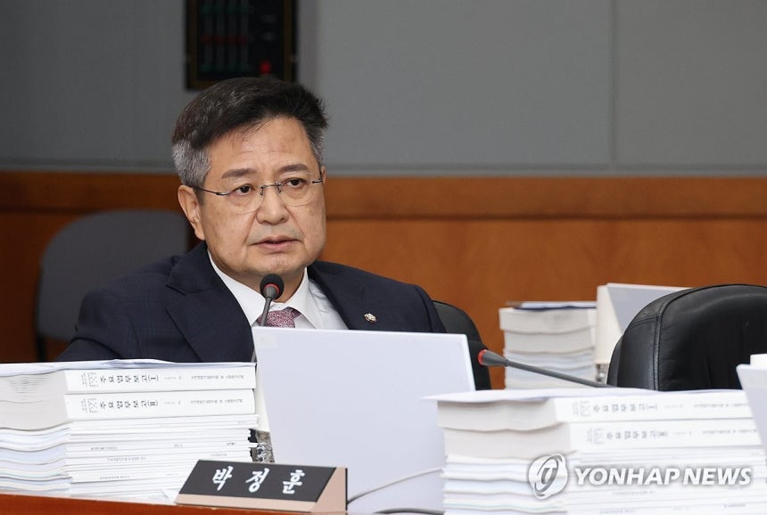 질의하는 김장겸 의원
(대전=연합뉴스) 강수환 기자 = 24일 대전 한국전자통신연구원(ETRI)에서 열린 과학기술정보방송통신위원회 국정감사에서 국민의힘 김장겸 의원이 질의하고 있다