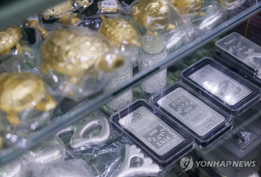 종로구 귀금속 전문점에 진열된 은제품 [연합뉴스 자료사진.재판매 및 DB 금지]