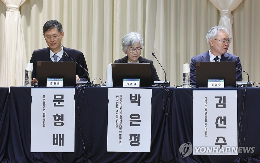 공청회 참석한 문형배 (서울=연합뉴스) 박동주 기자 = 11일 서울 서초구 서울법원종합청사에서 문형배 전 헌법재판소 헌법재판관(맨왼쪽)이 참석한 가운데 국민을 위한 사법제도 개편 공청회가 열리고 있다.2025.12