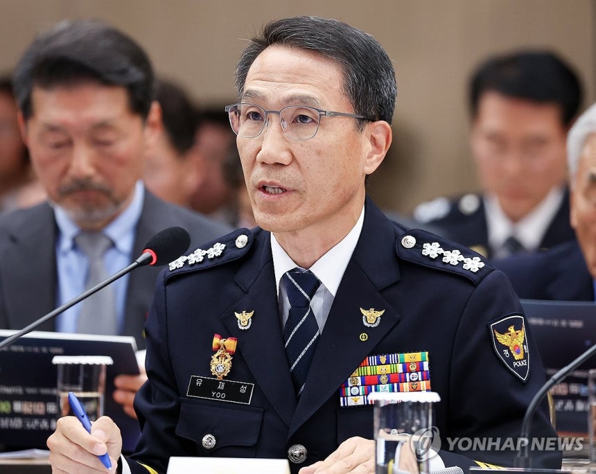 업무보고하는 유재성 경찰청장 직무대행 (세종=연합뉴스) 김도훈 기자 = 유재성 경찰청장 직무대행이 17일 정부세종컨벤션센터에서 이재명 대통령에게 업무보고를 하고 있다.2025.12.17 superdoo82@yna.