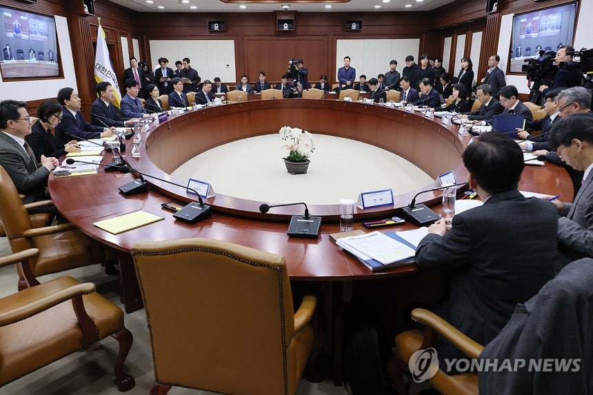 과학기술관계장관회의 주재하는 배경훈 부총리 (서울=연합뉴스) 이정훈 기자 = 배경훈 부총리 겸 과학기술정보통신부 장관이 18일 서울 종로구 정부서울청사에서 열린 제2회 과학기술관계장관회의를 주재하고 있다.2025.