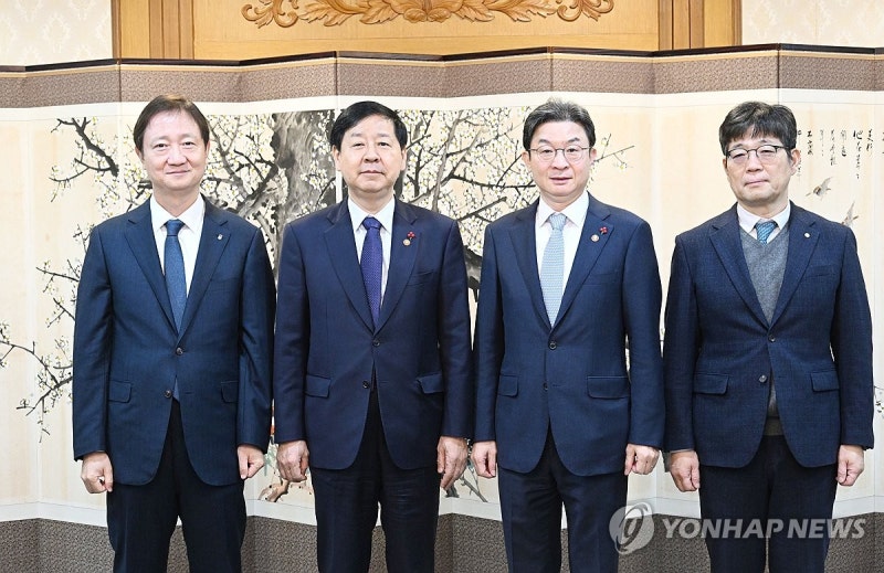 <b>고환율</b> 속 당국 점검회의…"외환시장 변동성 우려·적기 대응"