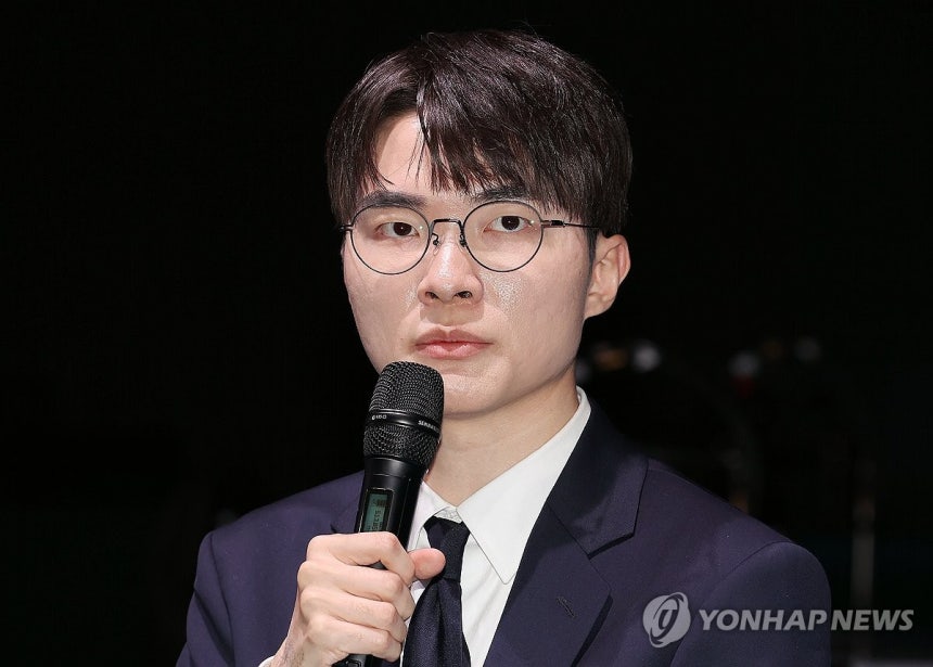 질문에 답하는 페이커 (서울=연합뉴스) 이재희 기자 = 리그 오브 레전드(LoL) e스포츠 게임단 T1의 '페이커' 이상혁 선수가 18일 서울 종로구 롤파크에서 열린 기자간담회에서 질문에 답하고 있다.2025.12