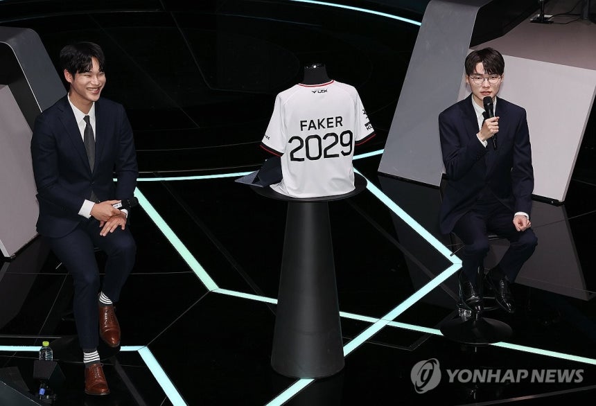 질문에 답하는 페이커 (서울=연합뉴스) 이재희 기자 = 리그 오브 레전드(LoL) e스포츠 게임단 T1의 '페이커' 이상혁 선수가 18일 서울 종로구 롤파크에서 열린 기자간담회에서 질문에 답하고 있다.2025.12