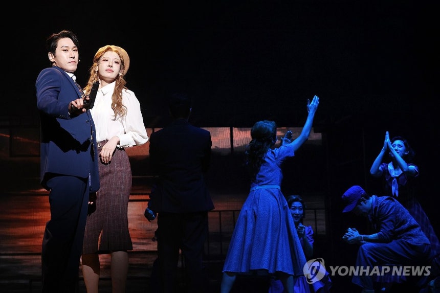 뮤지컬 '보니 앤 클라이드' 프레스콜 (서울=연합뉴스) 진연수 기자 = 배우 조형균과 홍금비가 18일 오후 서울 종로구 홍익대학교 대학로 아트센터에서 열린 뮤지컬 '보니 앤 클라이드' 프레스콜에서 주요 장면을 시연하