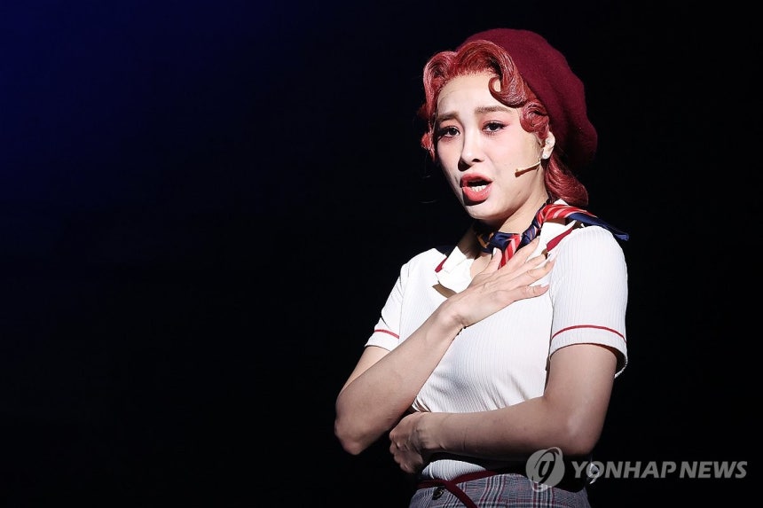 옥주현의 열연
(서울=연합뉴스) 진연수 기자 = 배우 옥주현이 18일 오후 서울 종로구 홍익대학교 대학로 아트센터에서 열린 뮤지컬 '보니 앤 클라이드' 프레스콜에서 주요 장면을 시