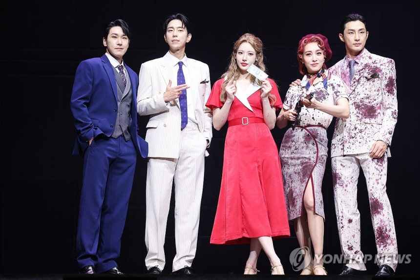 뮤지컬 '보니 앤 클라이드'의 주역들 (서울=연합뉴스) 진연수 기자 = 18일 오후 서울 종로구 홍익대학교 대학로 아트센터에서 열린 뮤지컬 '보니 앤 클라이드' 프레스콜에서 출연 배우들이 포즈를 취하고 있다.왼쪽부