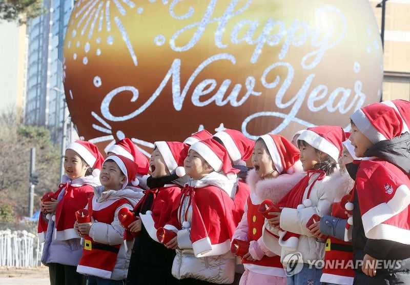 산타 복장 아이들로 가득한 석촌호수