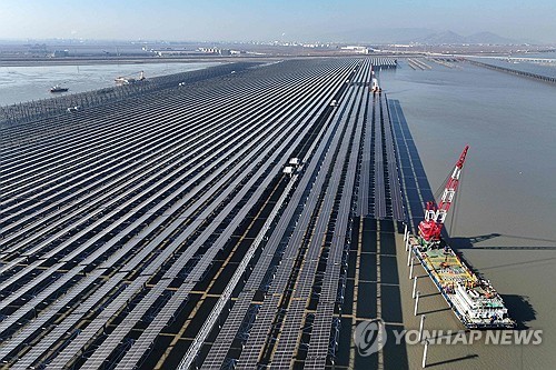 중국에 건설 중인 대규모 태양광 발전 단지 &lt;br/&gt;중국 동부 장쑤성 롄윈강시 해안 조간대에 위치한 200만 킬로와트(㎾) 규모의 중허톈완 태양광 발전 프로젝트 건설 현장 항공 사진. [STR / AFP 제공. 재판매 및 D