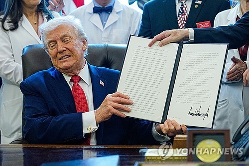 행정명령 서명한 트럼프 [워싱턴 EPA=연합뉴스.재판매 및 DB 금지]