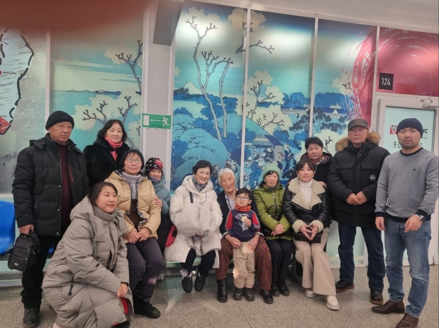 환송하는 도주복 할머니 러시아 가족들 지난 17일 러시아 블라디보스토크 여객터미널에서 환송하는 도주복 할머니 자녀들과 손주들.[리기복 씨 제공]