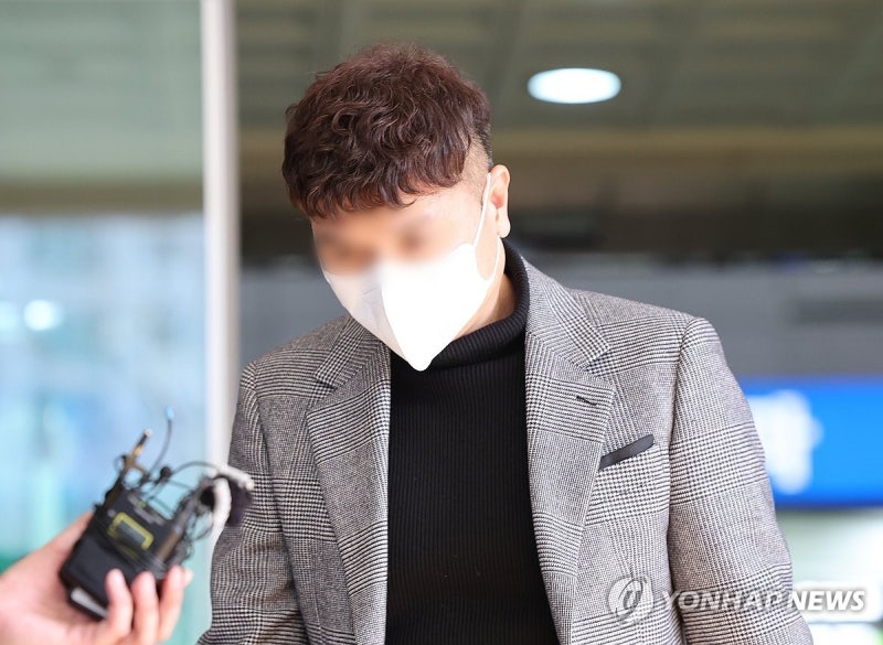 '<b>박수홍</b> 돈 횡령' <b>친형</b> 2심서 <b>징역</b> 3년6개월…형 높여 법정구속