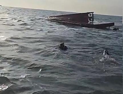 전복된 어선 [인천해양경찰서 제공.재판매 및 DB 금지]