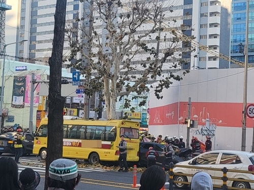 도로 <b>역주행</b> 60대 운전자 사망…충돌·파편에 6명 부상(종합2보)