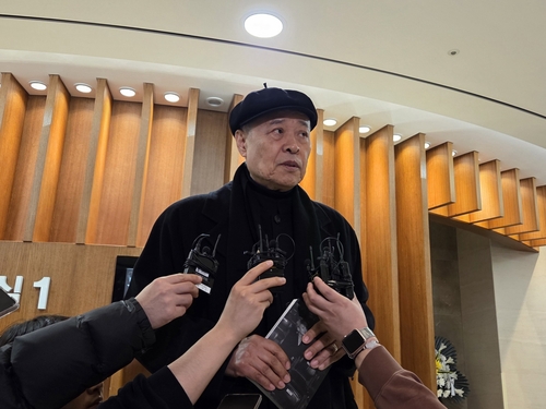 故 윤석화 빈소 찾은 손진책 연출가 [촬영 최주성]