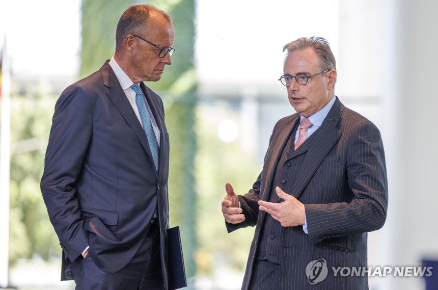 프리드리히 메르츠 독일 총리(왼쪽) 바르트 더베버르 벨기에 총리 [EPA 연합뉴스 자료사진.재판매 및 DB 금지]