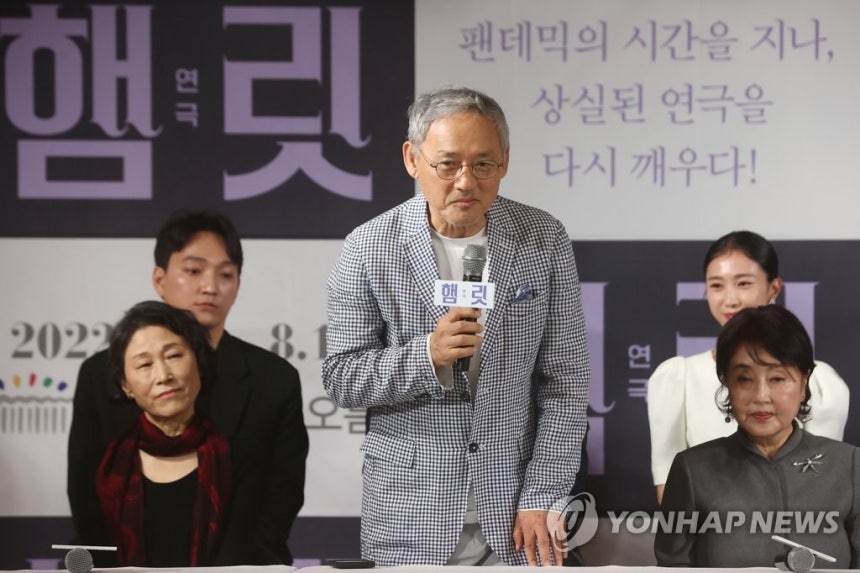 연극 '햄릿'에 출연하는 배우 유인촌 (서울=연합뉴스) 진연수 기자 = 배우 유인촌이 25일 오후 서울 중구 충무아트센터에서 열린 연극 '햄릿' 제작발표회에서 인사말을 하고 있다.2022.5.25 jin90@yna