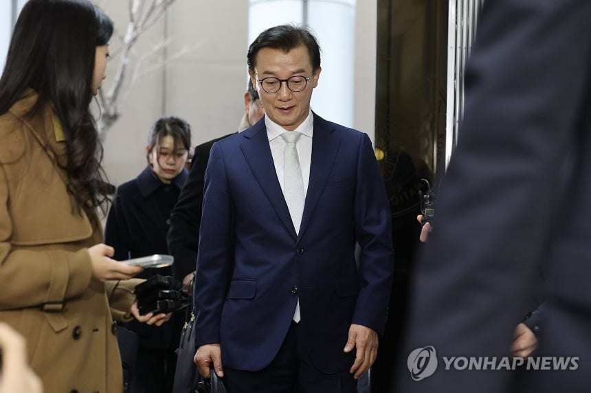 경찰청 출석하는 전재수 전 장관 (서울=연합뉴스) 이진욱 기자 = 전재수 전 해양수산부 장관이 19일 통일교 측으로부터 현금 등을 받은 혐의로 서울 서대문구 경찰청에 피의자 신분으로 출석하고 있다.2025.12.1